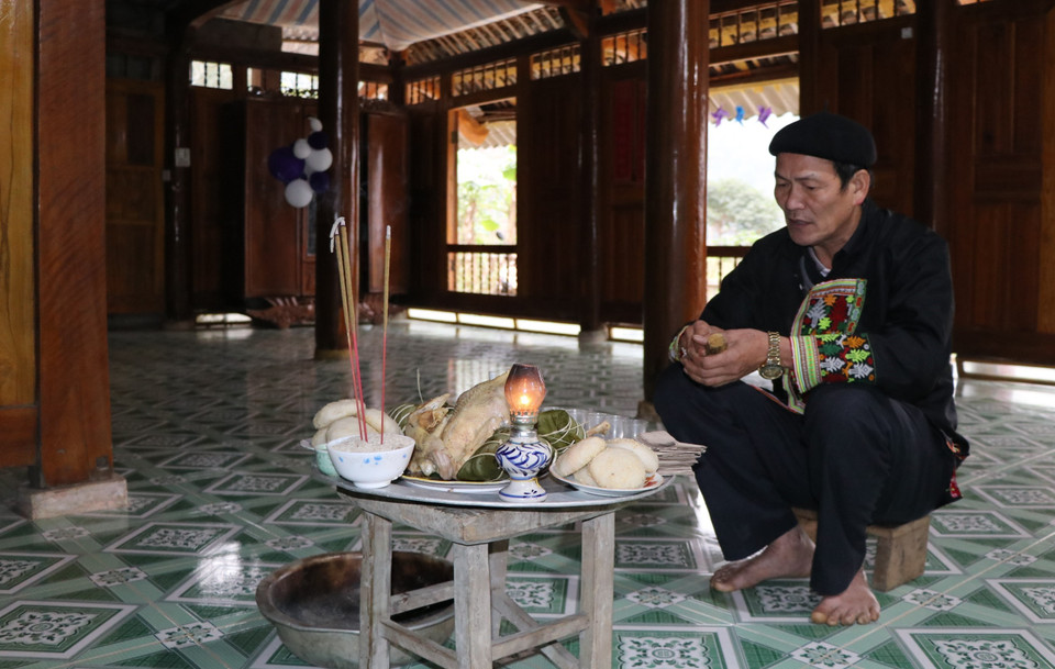 Thầy cúng thay mặt gia chủ làm lễ và mời ma nhà là ông bà, tổ tiên cùng những người đã khuất của gia đình mình về ăn Tết. (Ảnh: Tuấn Anh/TTXVN)