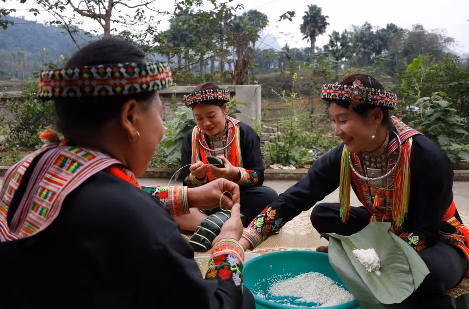 Đối với người Dao đỏ, chuyện bếp núc và việc gói bánh chuẩn bị mâm cỗ là của phụ nữ. (Ảnh: Tuấn Anh/TTXVN)