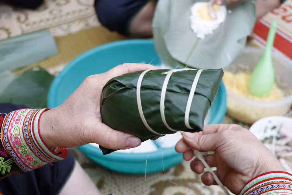 Nét đặc sắc của chiếc bánh chưng gù là biểu tượng cho sự chịu khó, cần cù của người phụ nữ Dao đỏ. (Ảnh: Tuấn Anh/TTXVN)