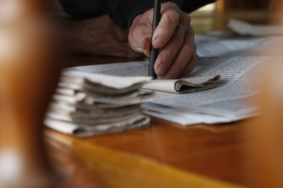 Người Dao đỏ tự làm tiền vàng để cúng tổ tiên. (Ảnh: Tuấn Anh/TTXVN)