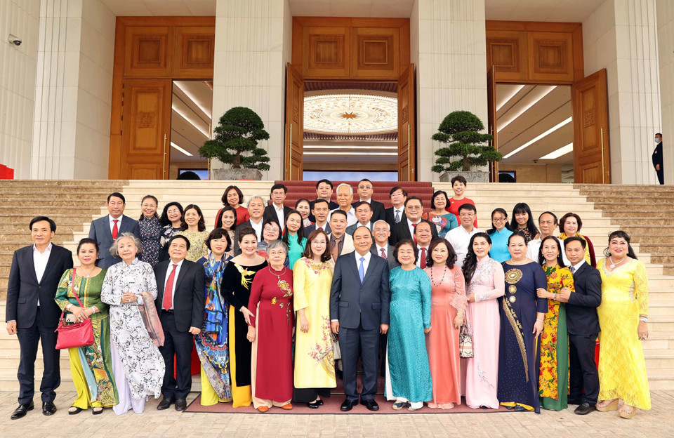 Thủ tướng Nguyễn Xuân Phúc, nguyên Phó Chủ tịch nước Trương Mỹ Hoa cùng các đại biểu đại diện Quỹ học bổng Vừ A Dính và các đại biểu đại diện cho các nhà hảo tâm đồng hành cùng Quỹ. (Ảnh: Thống Nhất/TTXVN)