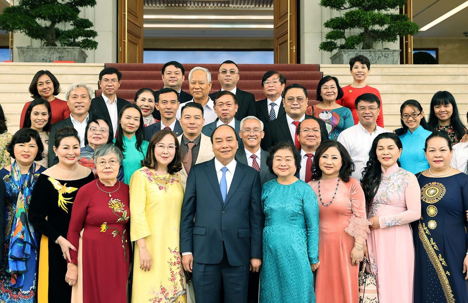 Thủ tướng Nguyễn Xuân Phúc, nguyên Phó chủ tịch nước Trương Mỹ Hoa cùng các đại biểu đại diện Quỹ học bổng Vừ A Dính và các đại biểu đại diện cho các nhà hảo tâm đồng hành cùng Quỹ. (Ảnh: Thống Nhất/TTXVN)