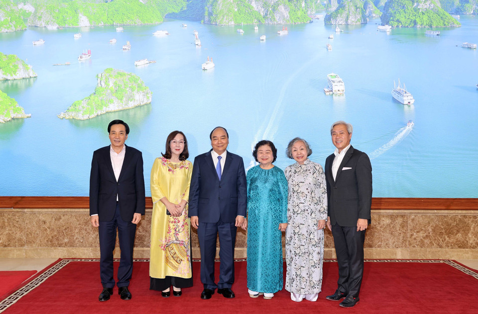 Thủ tướng Nguyễn Xuân Phúc, nguyên Phó Chủ tịch nước Trương Mỹ Hoa với các đại biểu. (Ảnh: Thống Nhất/TTXVN)