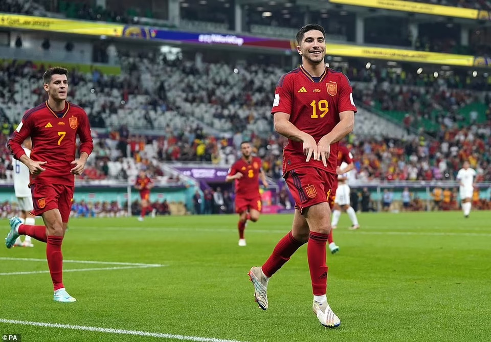 Chưa dừng ở đó, Carlos Soler cũng có riêng cho mình bàn thắng với pha nâng tỷ số lên 6-0 ở phút 90, sau khi vào sân từ băng ghế dự bị. (Nguồn: PA)