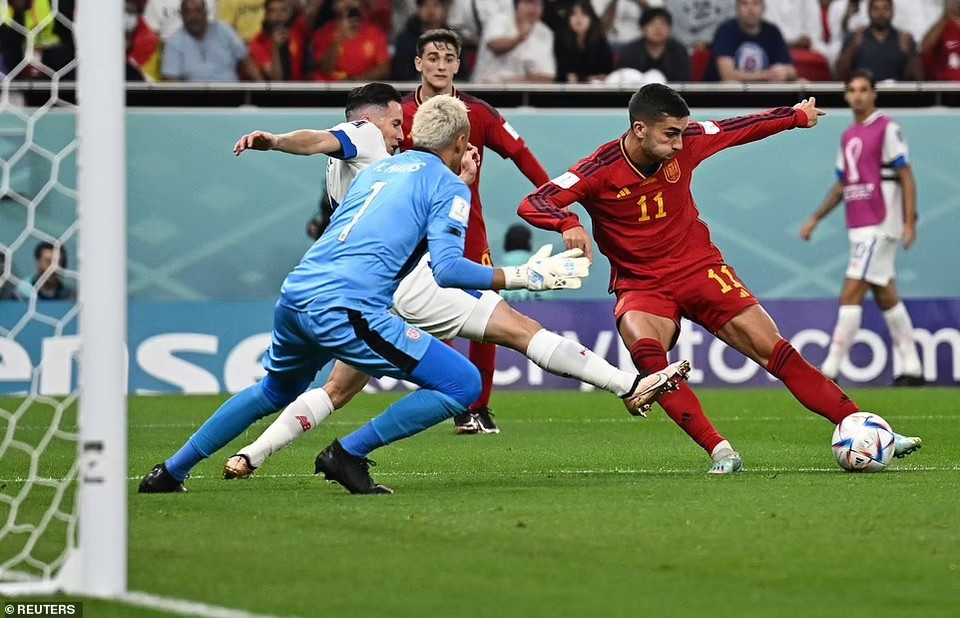 Sang hiệp 2, Ferran Torres hoàn tất cú đúp với pha xoay người dứt điểm tung lưới Navas ở phút 54. (Nguồn:Reuters)