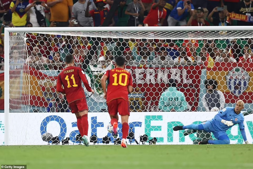 10 phút sau, Ferran Torres - chân sút còn lại trên hàng công cũng lên tiếng với bàn thắng nâng tỷ số 3-0 từ chấm 11m. (Nguồn: Getty Images)