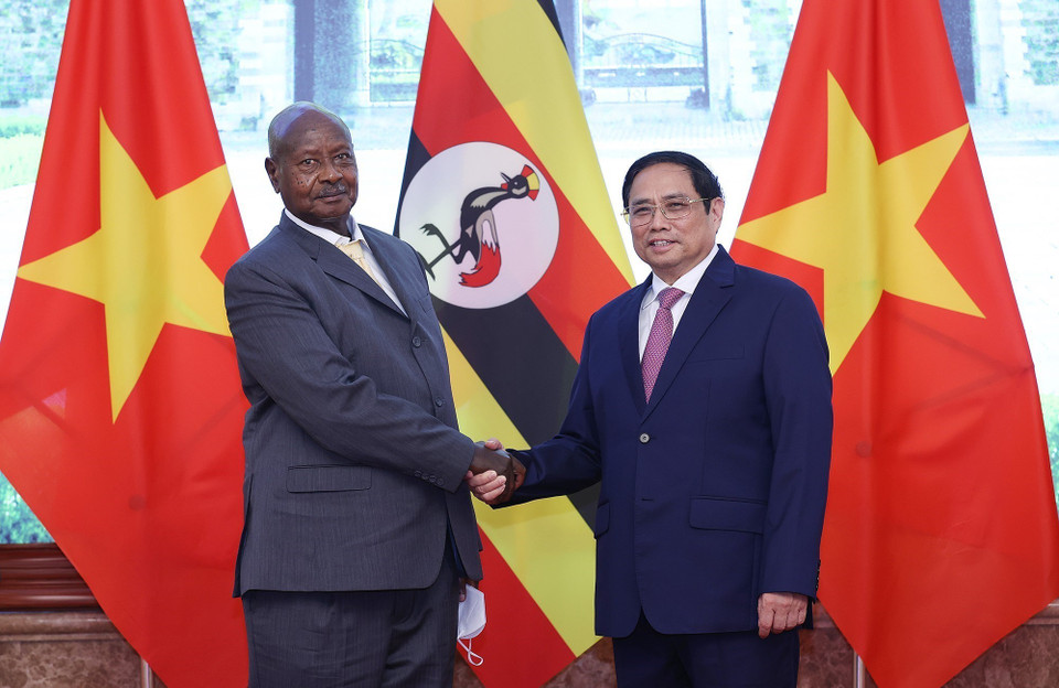 Thủ tướng Phạm Minh Chính và Tổng thống Uganda Yoweri Kaguta Museveni chụp ảnh chung. (Ảnh: Dương Giang/TTXVN)