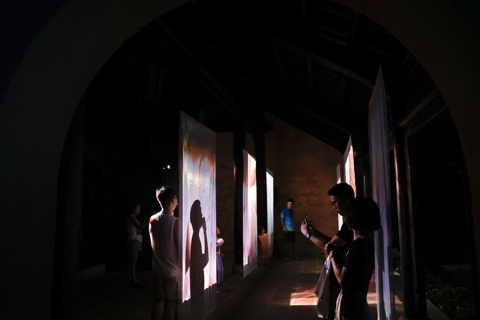 Du khách được trải nghiệm ánh sáng huyền ảo tại lễ hội. (Ảnh: Minh Quyết/TTXVN)