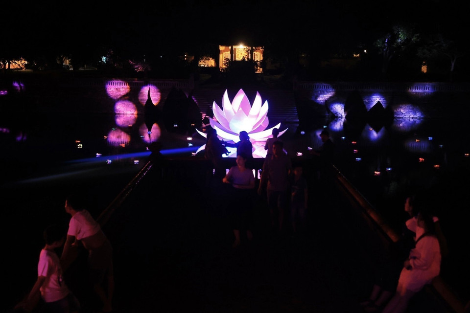 Đến lễ hội, du khách được chiêm ngưỡng, trải nghiệm các tác phẩm ánh sáng đặc sắc. (Ảnh: Minh Quyết/TTXVN)