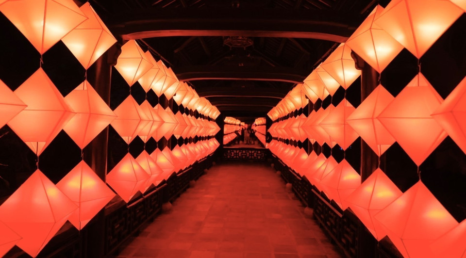 Hành lang trung tâm với 240 đèn lồng nhấp nháy, đồng bộ với âm thanh. (Ảnh: Minh Quyết/TTXVN)