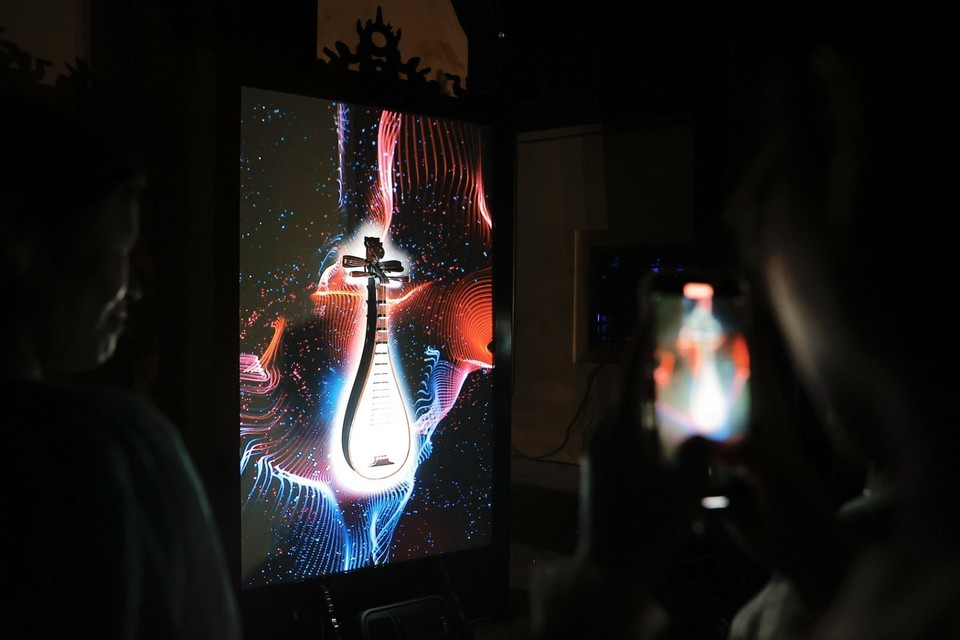 Du khách trải nghiệm tác phẩm âm thanh kết hợp cùng ánh sáng tại lễ hội. (Ảnh: Minh Quyết/TTXVN)