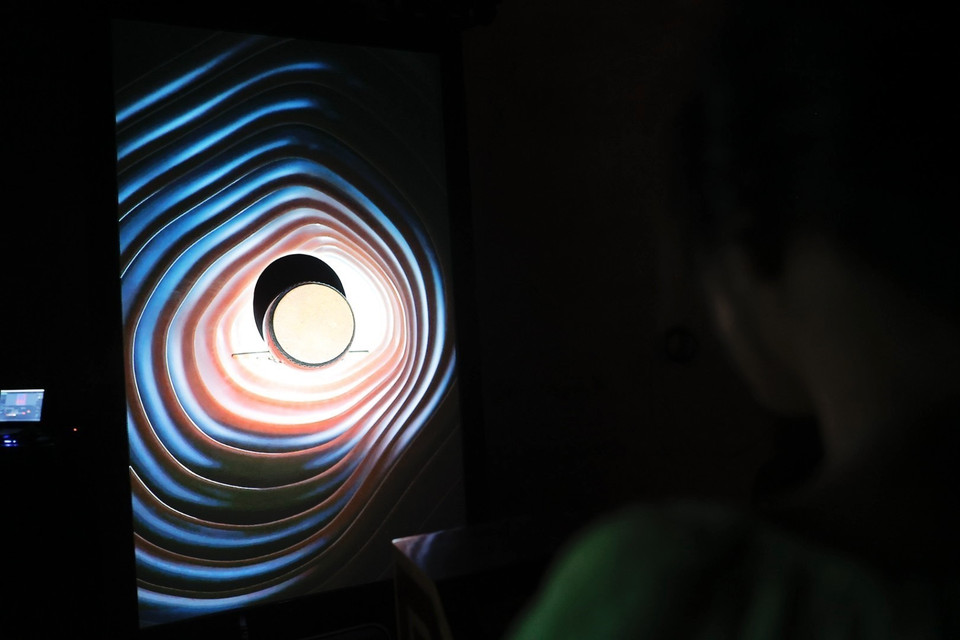 Êkíp sáng tạo đã phải xây dựng một hệ thống điều khiển tập trung, được thiết kế riêng gồm 9 máy chủ dữ liệu, 22 thiệp điện tử, nhiều km dây cáp và hơn 4.500 nguồn sáng mang đến sức sống cho các tòa nhà, khu vườn, cây cối, các hòn non bộ và khu vực hồ nước. (Ảnh: Minh Quyết/TTXVN)