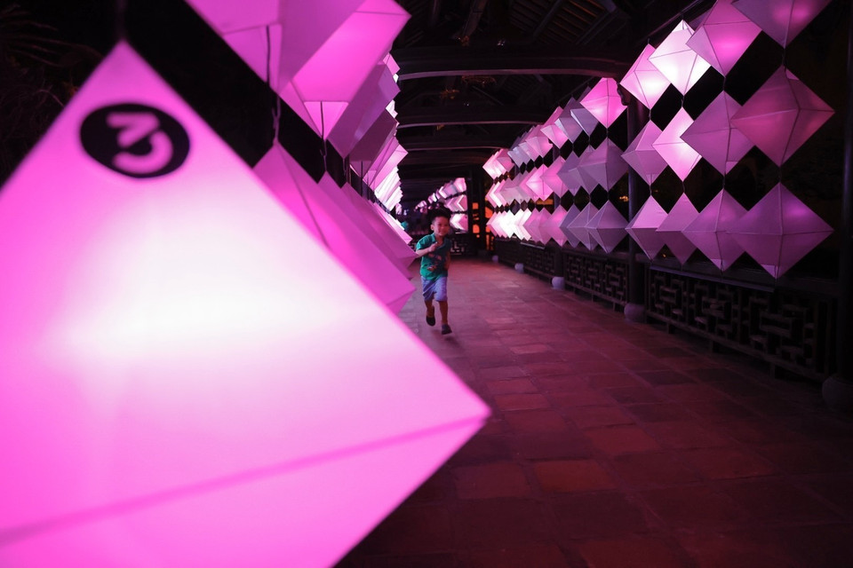 Đến lễ hội, du khách sẽ được trải nghiệm không gian thơ mộng, huyền ảo.(Ảnh: Minh Quyết/TTXVN)