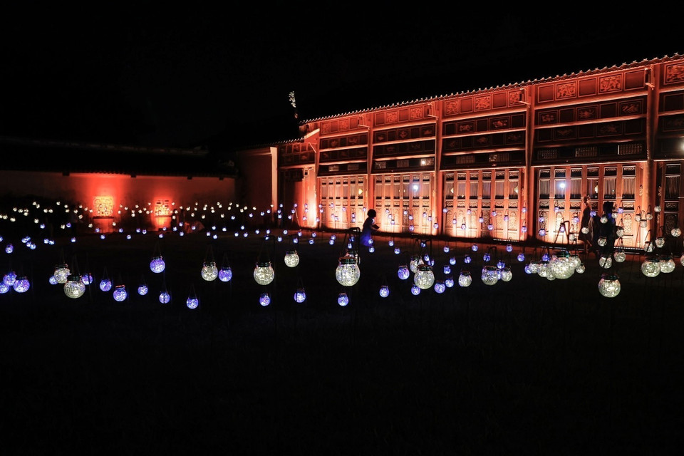 Thiết kế 350 chiếc đèn LED. (Ảnh: Minh Quyết/TTXVN)