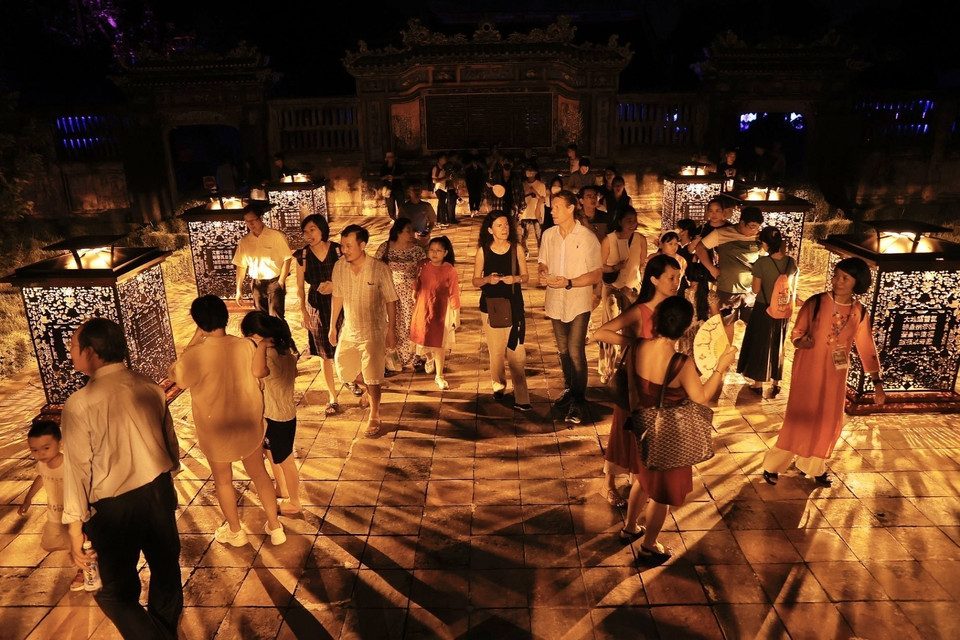 Ý tưởng sáng tạo, tìm kiếm giải pháp kỹ thuật và khâu sản xuất được diễn ra trong hơn một năm qua, nhằm tạo ra một sự kiện đặc sắc, phù hợp với kiến trúc Thái Bình Lâu, đồng thời tôn vinh di sản kiến trúc Đại Nội Huế. (Ảnh: Minh Quyết/TTXVN)