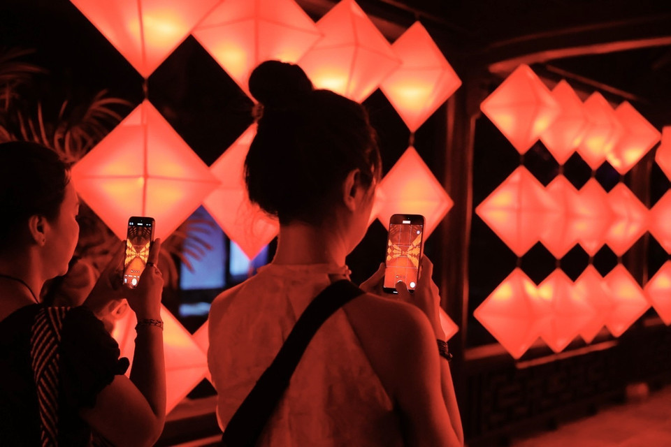 Qua đó, khán giả tham quan qua các điểm như: Vô hạn tả, Giấc mơ lụa là, Đầm sen, Vạn mộng quang điền, Thu ảnh, Giai điệu quá khứ, Quang minh viên... (Ảnh: Minh Quyết/TTXVN)