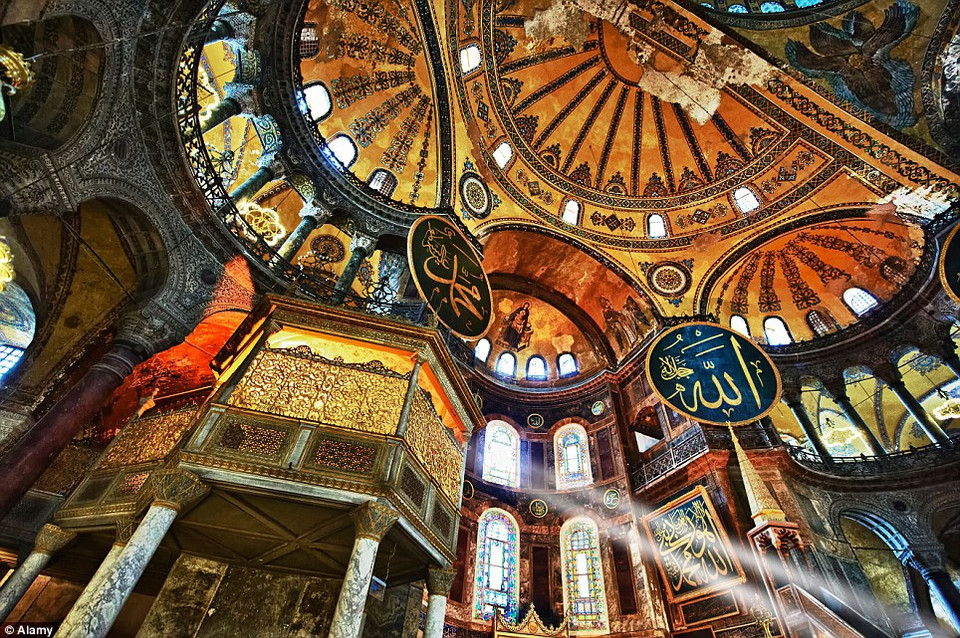 Hagia Sophia, Thổ Nhĩ Kỳ: Nơi đây là một thánh đường, một nhà thờ hồi giáo, và một bảo tàng. Hagia Sophia (Aya Sofya) vẫn đứng vững sau sự tàn phá của chiến tranh và những trận động đất, một minh chứng cho quá khứ đầy hỗn loạn của Istanbul.