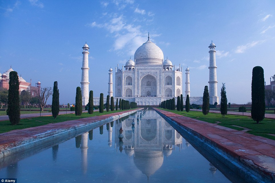 Lăng Taj Mahal, Ấn Độ: Lăng mộ được bao bọc bởi đá cẩm thạch này được coi là tòa nhà đẹp nhất trên thế giới. Chuyện kể rằng lăng mộ đã khiến cho mặt trời và mặt trăng phải rơi lệ, và từ đó lăng mộ trở thành viên ngọc trên vương miện của Ấn Độ.