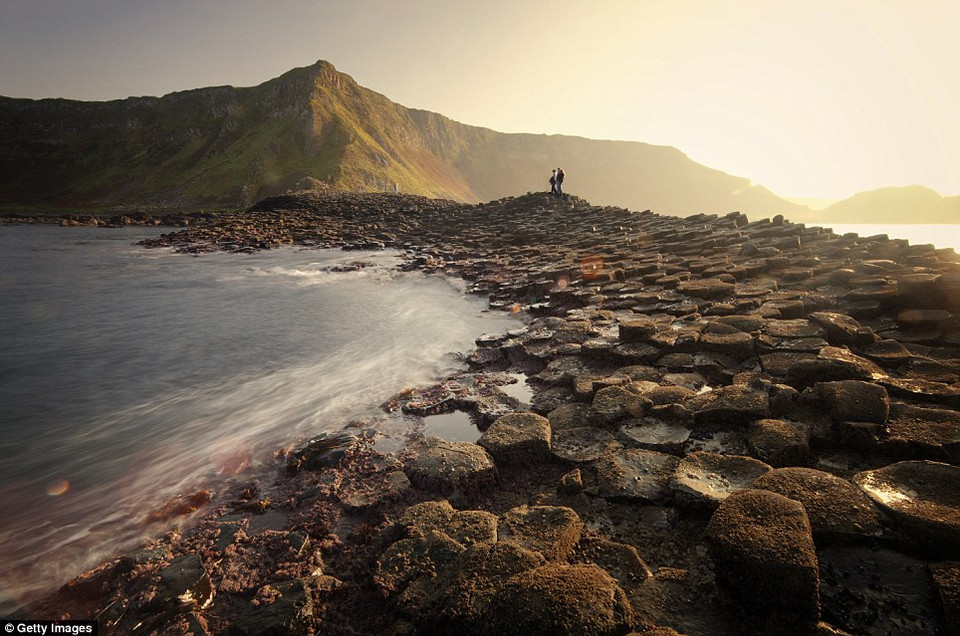 Bờ biển Giant's Causeway, Bắc Ireland: Truyền thuyết kế rằng bán đảo đầy đá này là tác phẩm của một người khổng lồ giận dữ, nhưng câu chuyện đằng sau các cột đá bazan này còn kì thú hơn thế.