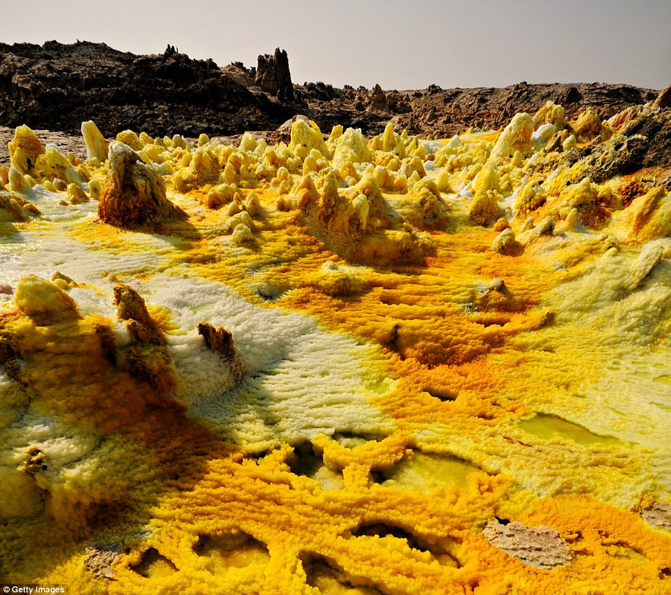 Thung lũng Great Rift, Ethiopia: Núi lửa Dallol thuộc thung lũng Great Rift - hệ thống các mảng tách giãn lớn nhất thế giới, trải dài 6000 km từ Biển Đỏ xuống tới hồ Malawi. Thung lũng được bao bọc bởi một loạt các vách đá, mọc lên từ đáy thung lũng đến đỉnh của dốc đứng cao nhất, với độ cao lên tới 1,6 km.