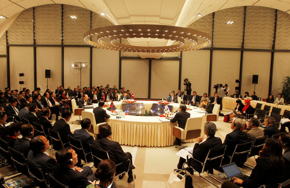 Chiều 31/3, Hội nghị Cấp cao hợp tác Khu vực Tam giác phát triển Campuchia-Lào-Việt Nam (CLV) lần thứ 10 (CLV 10) được tổ chức trọng thể tại Trung tâm Hội nghị Quốc gia (Hà Nội). Thủ tướng Nguyễn Xuân Phúc chủ trì hội nghị. (Ảnh: TTXVN)