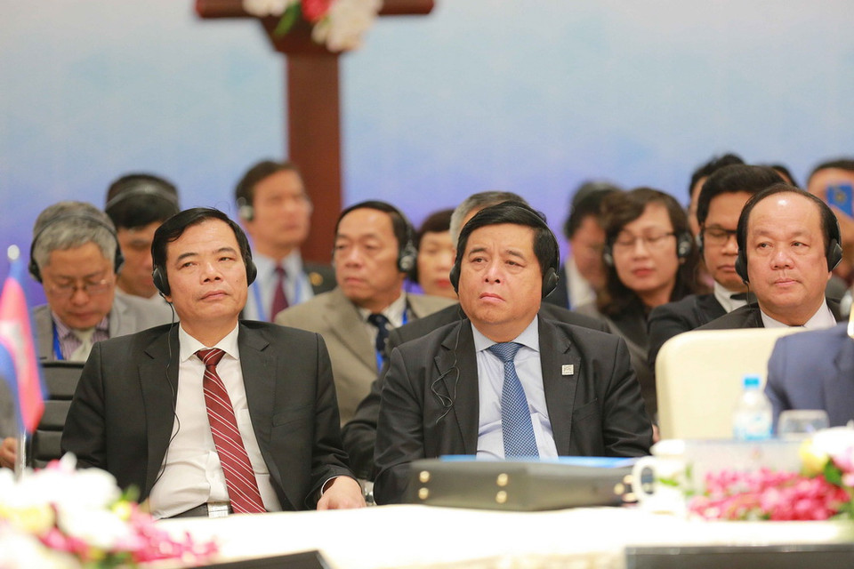 Bộ trưởng Bộ Kế hoạch và Đầu tư Nguyễn Chí Dũng (giữa), Bộ trưởng, Chủ nhiệm Văn phòng Chính phủ Mai Tiến Dũng (bên phải) và Bộ trưởng Bộ Nông nghiệp và Phát triển nông thôn Nguyễn Xuân Cường (bên trái) tham dự Hội nghị Cấp cao CLV 10. (Ảnh: TTXVN)