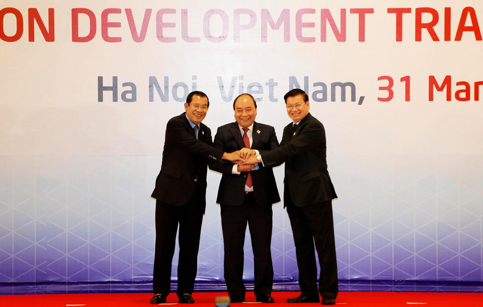 (Từ trái qua phải): Thủ tướng Chính phủ Hoàng gia Campuchia Samdech Techo Hun Sen, Thủ tướng Nguyễn Xuân Phúc, Thủ tướng Lào Thongloun Sisoulith tại Lễ khai mạc. (Ảnh: TTXVN)