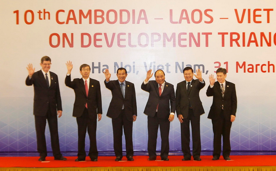 (Từ trái qua phải): Giám đốc điều hành kiêm Giám đốc Tài chính Ngân hàng Thế giới Joachim Levy, Chủ tịch Ngân hàng Phát triển châu Á (ADB) Takehiko Nakao, Thủ tướng Chính phủ Hoàng gia Campuchia Samdech Techo Hun Sen, Thủ tướng Nguyễn Xuân Phúc, Thủ tướng Lào Thongloun Sisoulith và Tổng Thư ký Hiệp hội các Quốc gia Đông Nam Á (ASEAN) Lim Jock Hoi chụp ảnh chung tại Lễ khai mạc. (Ảnh: TTXVN)