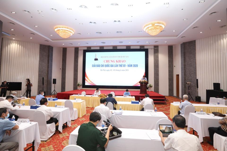 Quang cảnh buổi chấm chung khảo. (Ảnh: Minh Quyết/TTXVN)