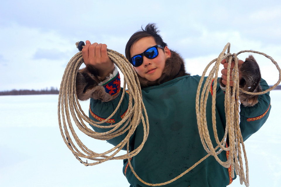 Bogdan Tysia (12 tuổi) làm quen với công việc chăn nuôi tuần lộc từ năm 5 tuổi. (Ảnh: Trần Hiếu/TTXVN)