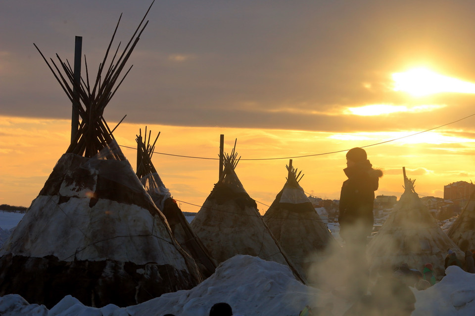 Trẻ em dân tộc Nenets gắn bó với cuộc sống du mục của người chăn nuôi tuần luộc từ khi còn nhỏ. (Ảnh: Trần Hiếu/TTXVN)