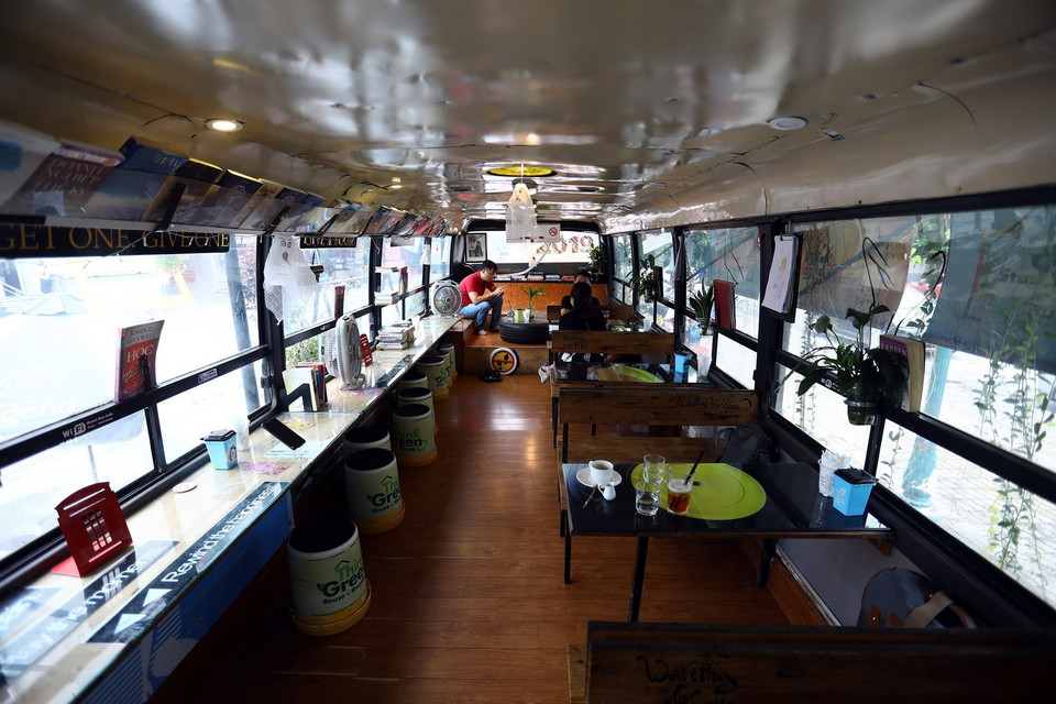 Quán Cafe HaNoi Bus ở Hà Đông (Hà Nội) được xây dựng từ ý tưởng tận dụng tối đa đồ tái chế, nhằm góp một tiếng nói bảo vệ môi trường, đồng thời khuyến khích giới trẻ tham gia vào các hoạt động bảo vệ môi trường sống quanh mình. (Ảnh: Huy Hùng/TTXVN)