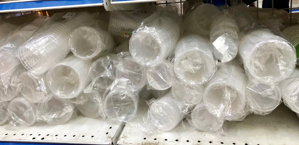 Rác thải nhựa được tái chế thành những đồ vật phục vụ sinh hoạt hàng ngày, liệu có đảm bảo vệ sinh môi trường. (Ảnh: Mạnh Khánh/TTXVN)