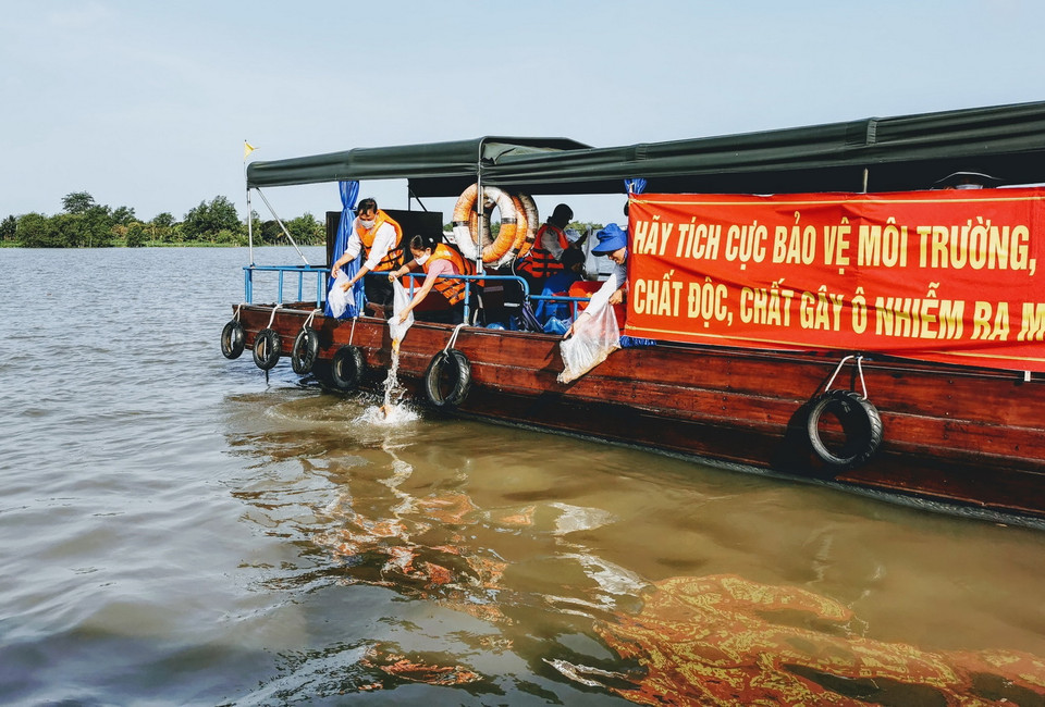 Lễ thả 40.000 con cá giống xuống sông Hậu để tái tạo nguồn lợi thủy sản do Sở Nông nghiệp và Phát triển Nông thôn thành phố Cần Thơ tổ chức. (Ảnh: Thanh Liêm/TTXVN)