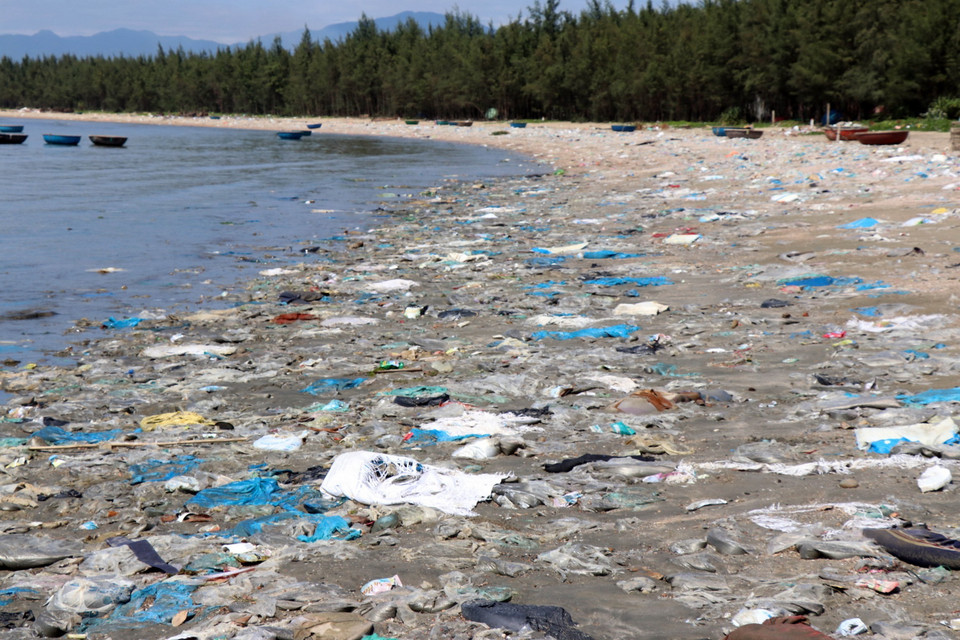 Rác thải nhựa dạt vào khu vực bãi biển ở xã đảo Tam Hải (Núi Thành, Quảng Nam). (Ảnh: Trần Tĩnh/TTXVN)
