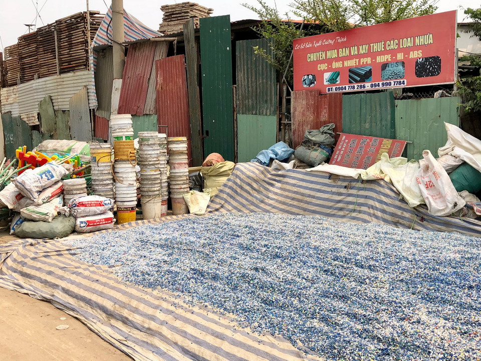 Phế thải nhựa được tái chế thành hạt nhựa để tái sử dụng tại Làng Triều Khúc (Tân Triều, Thanh Trì, Hà Nội). (Ảnh: Mạnh Khánh/TTXVN)