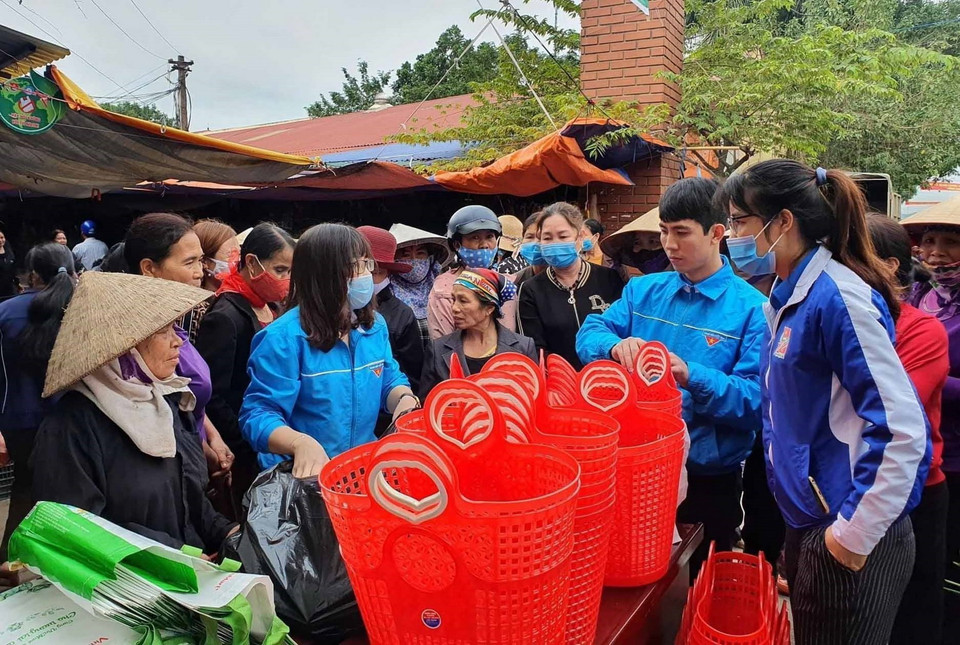 Tại lễ ra mắt mô hình “Chợ dân sinh giảm thiểu rác thải nhựa” ở xã Liên Châu, huyện Yên Lạc, đông đảo người dân trong xã hưởng ứng tham gia chống rác thải nhựa khi đi chợ. (Ảnh: Nguyễn Thảo/TTXVN)