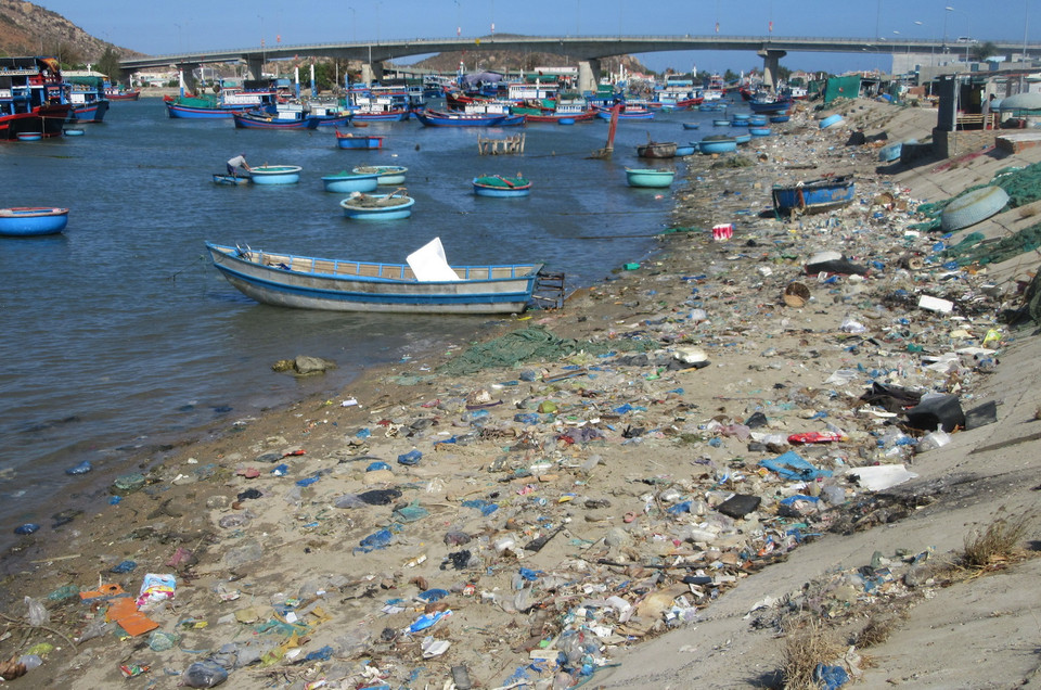 Khu vực ven bờ Đầm Nại phía dưới chân cầu Ninh Chữ (huyện Ninh Hải, Ninh Thuận) tràn ngập rác thải. (Ảnh: Nguyễn Thành/TTXVN)