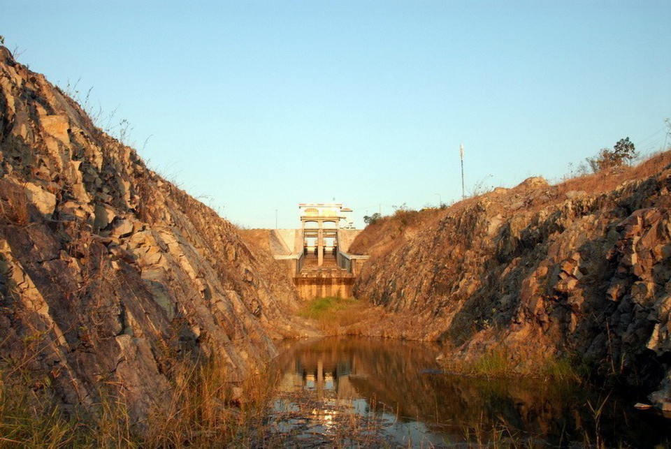 Do ảnh hưởng của hiện tượng El Nino với cường độ ngày càng gay gắt, mực nước tại hồ Sông Sắt thuộc xã Phước Đại, huyện Bác Ái, Ninh Thuận đã thấp hơn mặt cửa tràn của đập. Đây là công trình được xây dựng để cung cấp nước tưới cho 3.800 ha đất canh tác và cung cấp nước sinh hoạt, chăn nuôi của nhân dân tại các xã trên địa bàn huyện. (Ảnh: Quang Quyết/TTXVN)