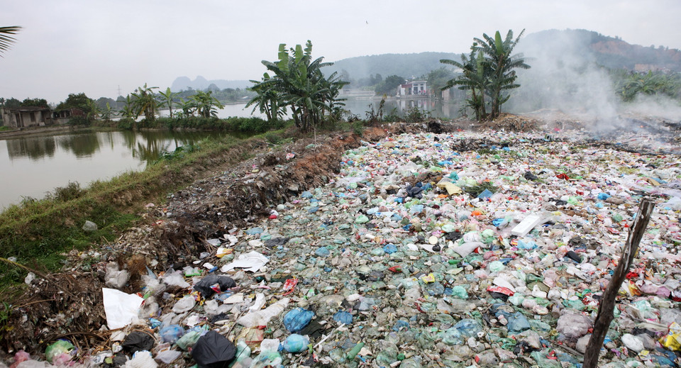 Rác thải túi nilon nằm chất đống ngay sát khu vực nuôi trồng thủy sản tại thôn Đại Hoàng, xã Tân Dân, huyện An Lão (Hải Phòng). (Ảnh: Lâm Khánh/TTXVN)