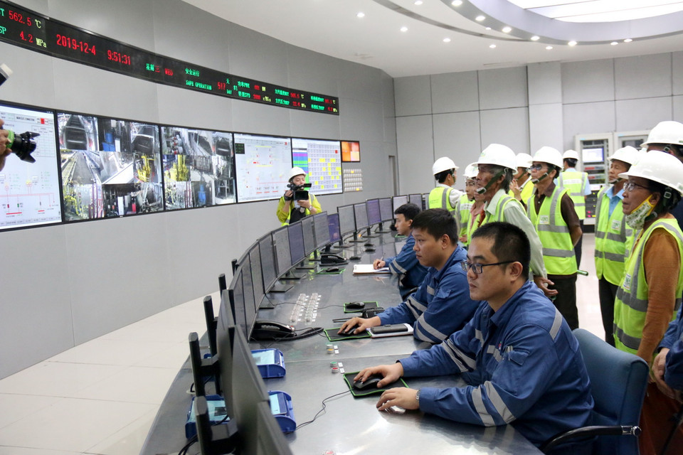 Nhà máy Nhiệt điện Vĩnh Tân mời người dân huyện Tuy Phong tới tham quan, kiểm tra, giám sát công tác vận hành nhà máy, đặc biệt là công tác quản lý môi trường tro xỉ của nhà máy. (Ảnh: Nguyễn Thanh/TTXVN)