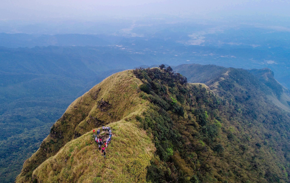 Nếu như Mẫu Sơn thường được người dân Lạng Sơn gọi là Núi Mẹ thì Phja Pò lại được người địa phương gọi là Núi Cha. (Ảnh: Anh Tuấn/TTXVN)