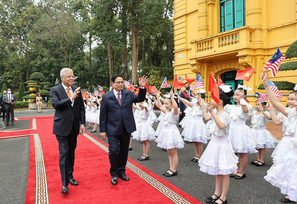 Thiếu nhi Thủ đô Hà Nội chào đón Thủ tướng Phạm Minh Chính và Thủ tướng Malaysia Dato’ Sri Ismail Sabri bin Yaakob. (Ảnh: Dương Giang/TTXVN)
