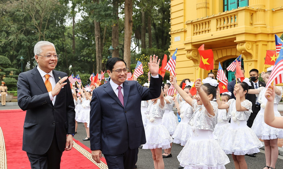 Thiếu nhi Thủ đô Hà Nội chào đón Thủ tướng Phạm Minh Chính và Thủ tướng Malaysia Dato’ Sri Ismail Sabri bin Yaakob. (Ảnh: Dương Giang/TTXVN)