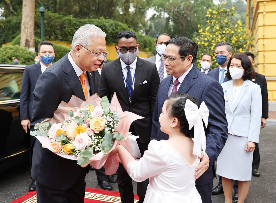 Thiếu nhi Thủ đô Hà Nội tặng hoa Thủ tướng Malaysia Dato’ Sri Ismail Sabri bin Yaakob. (Ảnh: Dương Giang/TTXVN)