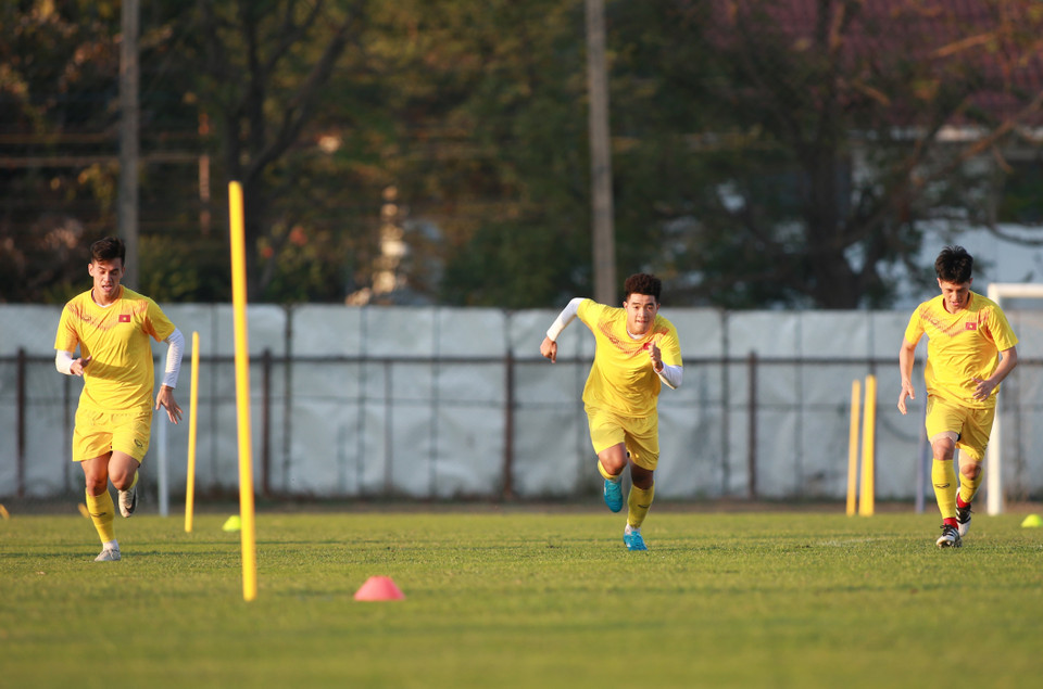 Tiền đạo Tiến Linh, Đức Chinh và hậu vệ Đình Trọng (từ trái qua) tích cực luyện tập. (Ảnh: Hoàng Linh/TTXVN)