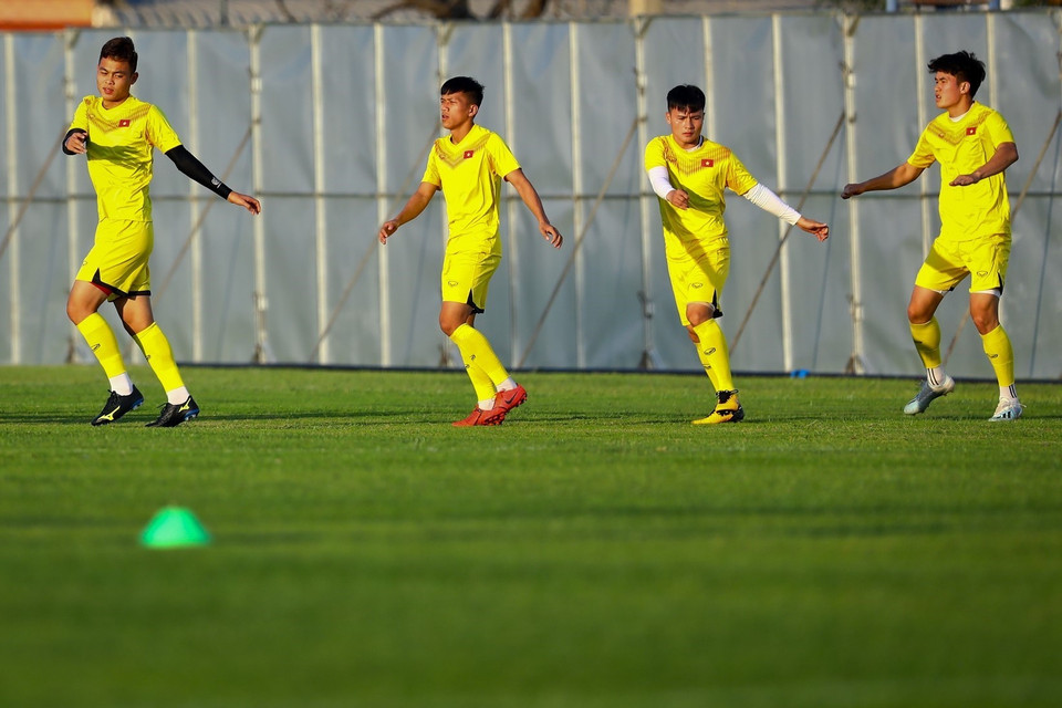 Các cầu thủ U23 Việt Nam khởi động. (Ảnh: Hoàng Linh/TTXVN)