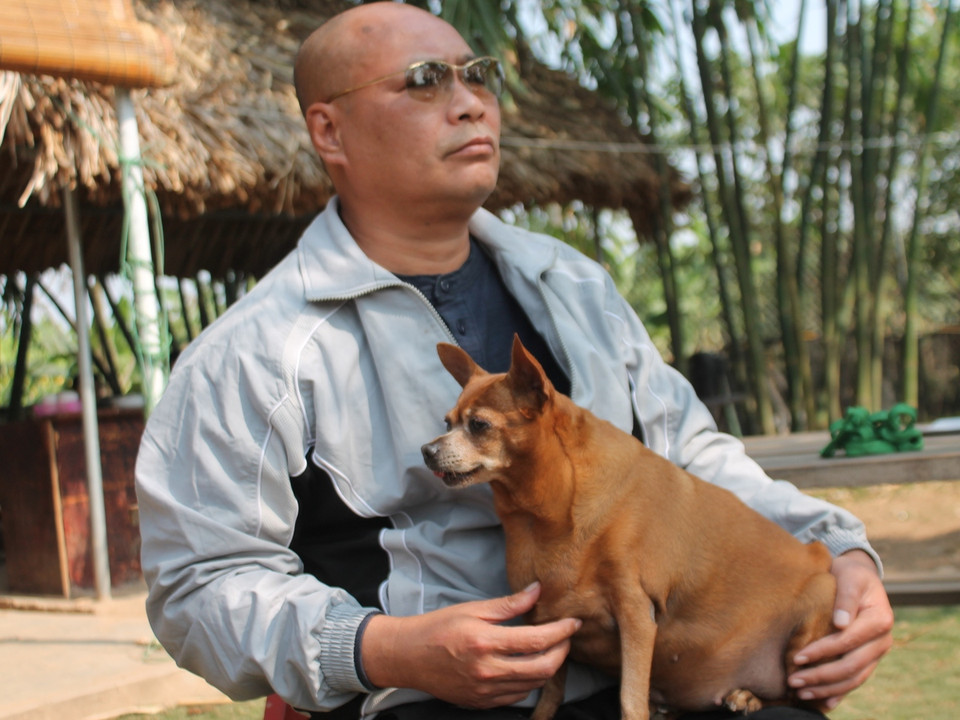 Cún cưng ngoan hiền bên chủ nuôi. (Ảnh: Mai Huyền/Vietnam+)