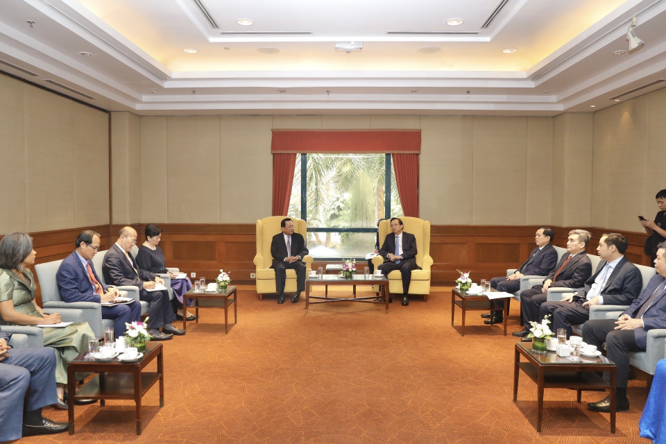 Bộ trưởng Bộ Lao động-Thương binh và Xã hội Việt Nam Đào Ngọc Dung tiếp Bộ trưởng Bộ Lao động và Đào tạo nghề Vương quốc Campuchia Ith Samheng. (Ảnh: Minh Quyết/TTXVN)