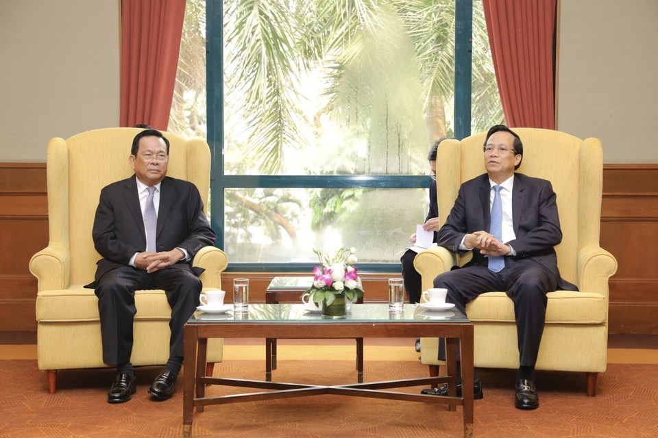 Bộ trưởng Bộ Lao động-Thương binh và Xã hội Việt Nam Đào Ngọc Dung tiếp Bộ trưởng Bộ Lao động và Đào tạo nghề Vương quốc Campuchia Ith Samheng. (Ảnh: Minh Quyết/TTXVN)